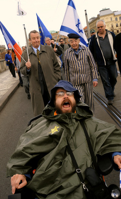 Pochod proti antisemitismu v pražských ulicích.