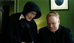 Meryl Streepov&aacute; a Philip S. Hoffman v hlavn&iacute;ch rol&iacute;ch dramatu Pochyby.