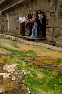 Turisté si mohou prohlédnout třeba proces pokameňování.