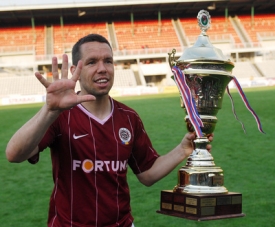 Sparťan Horváth s pohárem a prázdné tribuny stadionu na Strahově.