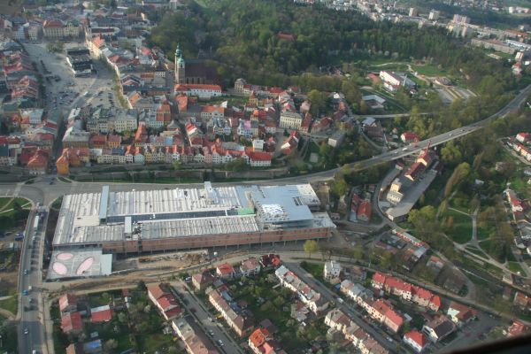 Letecký pohled na centrum Jihlavy. Snímku dominuje City Park.