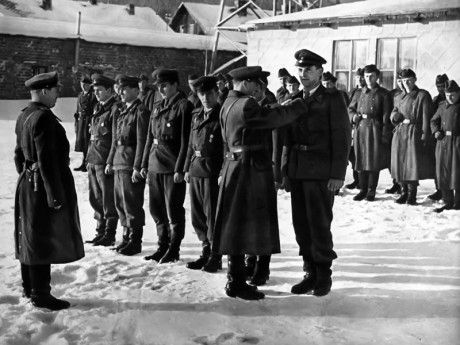 Vyznamenávání příslušníků československé pohraniční stráže.