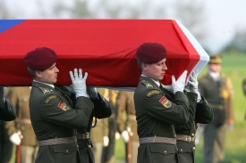 V Afghanistánu padli i čeští vojáci. Mají piloti strach?