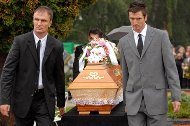 Vlevo je Marečkův dlouholetý asistent Jiří Bartl, vpravo fotbalista Zlína Zdeněk Kroča. 