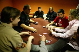 Poker už nepatř&iacute; jen do kasin. Kvete i v klubech a na internetu.