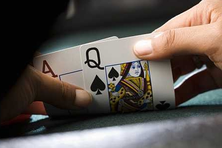 Poker už nepatří jen do kasin. Kvete i v klubech a na internetu. Poker už nepatří jen do kasin. Kvete i v klubech a na internetu.