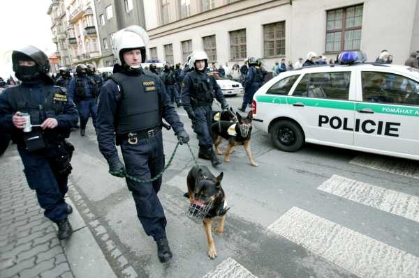 Při střelbě v chomutovském baru zemřel policista. (Ilustrační foto)