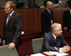 Př&iacute;značn&eacute;: Tusk stoj&iacute; ke Kaczyńsk&eacute;mu z&aacute;dy.