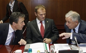 Prezident Kaczyński s premi&eacute;rem Tuskem mluv&iacute; sp&iacute;&scaron; z donucen&iacute;.