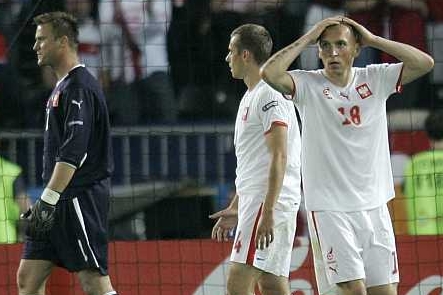Zdešení polských fotbalistů z nařízené penalty v zápase s Rakušany. 