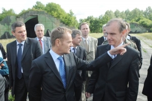 Premiér Tusk na staré základně, kde má vyrůst základna americká.