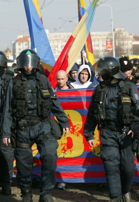 Na stadiony budou doprovázet policisté chuligány dál.