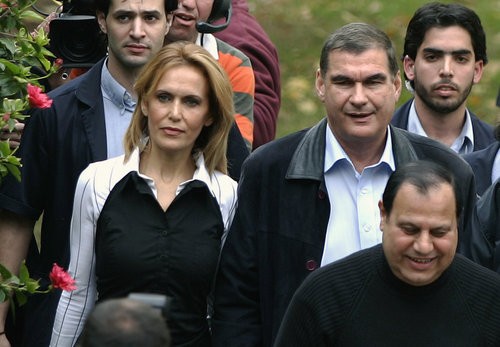 Bývalý ministr spravedlnosti Haim Ramon a jeho přítelkyně Vered opouštějí soudní síň. Bývalý ministr spravedlnosti Haim Ramon a jeho přítelkyně Vered opouštějí soudní síň.