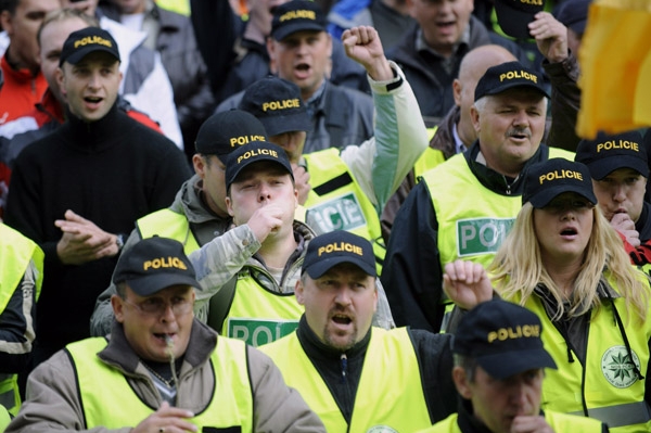 Ivane, tvůj čas vypršel, táhni pryč!, křičeli policisté.