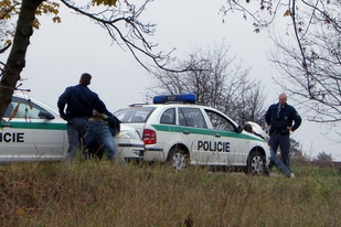 Policisté zatýkají v obci Nýřany na Plzeňsku řidiče a spolujezdce. Policisté zatýkají v obci Nýřany na Plzeňsku řidiče a spolujezdce.
