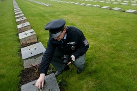 Policista dokumentuje řádění zlodějů.