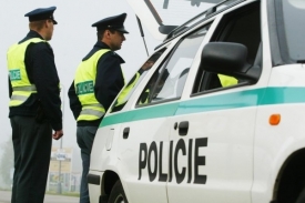 Policista havaroval a srazil chodce, který na místě zemřel.