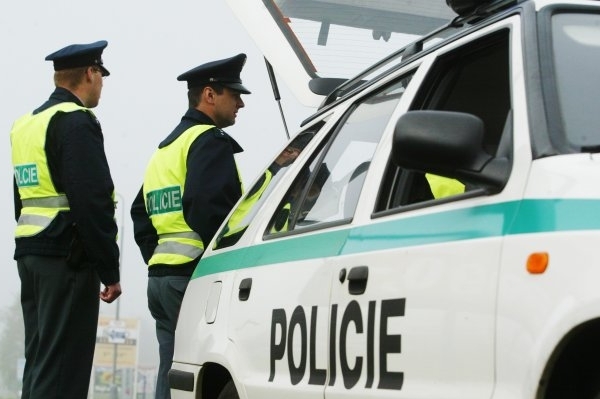 Při nehodě se zranili dva policisté.