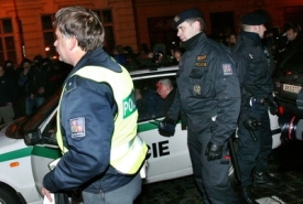 Ilustrační snímek: ostří hoši u policie.