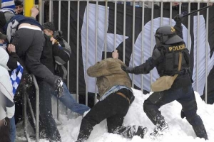Neuk&aacute;zněnost fanou&scaron;ků musela ře&scaron;it Policie.