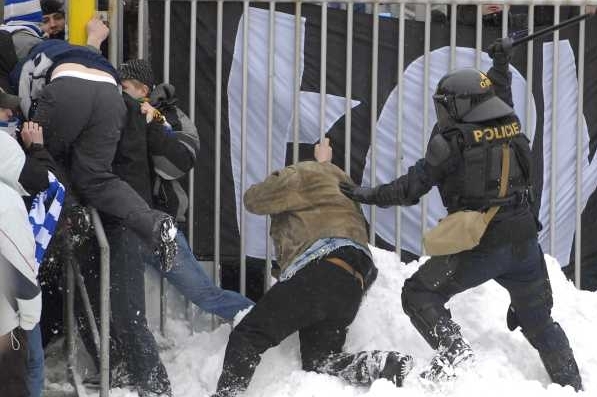 Policie při zásahu na fotbalovém stadionu Brna.