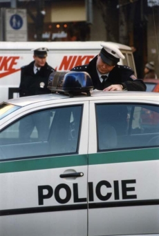 Policist&eacute; a dal&scaron;&iacute;ch jeden&aacute;ct lid&iacute; nafingovali nehody za 11 milionů.