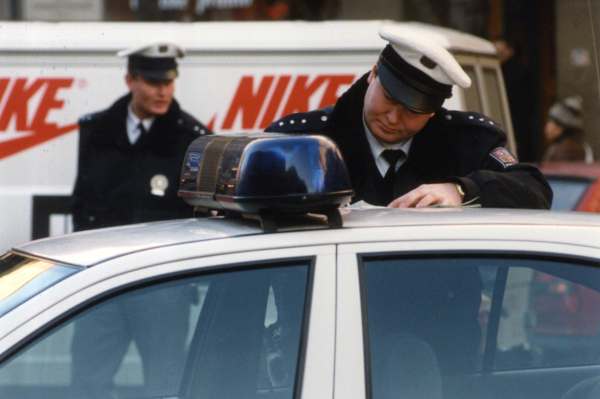 Policisté a dalších jedenáct lidí nafingovali nehody za 11 milionů. Policisté a dalších jedenáct lidí nafingovali nehody za 11 milionů.