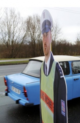 Policejní strašák na české silnici.