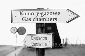 Ukazatele k plynovým komorám a spalovnám v Majdanku.