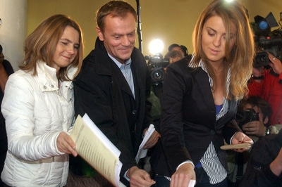 Šéf Občanské platformy Donald Tusk s manželkou (vlevo) a dcerou. Šéf Občanské platformy Donald Tusk s manželkou (vlevo) a dcerou.
