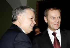Polský prezident Lech Kaczyński a vítěz voleb Donald Tusk Polský prezident Lech Kaczyński a vítěz voleb Donald Tusk
