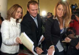 Vůdce 0bčansk&eacute; platformy Donald Tusk s manželkou (vlevo) a dcerou