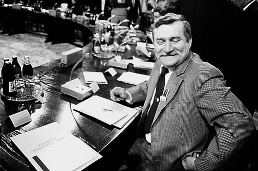 Walesa v závěrečné fázi jednání u klatého stolu 1989. Walesa v závěrečné fázi jednání u klatého stolu 1989.