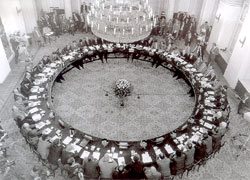 Kulat&yacute; stůl ve Var&scaron;avě 1989.