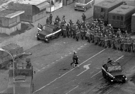 Polovojenské jednotky v ulicích polských měst, 1981.