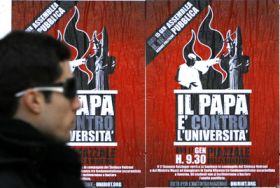 Protestní plakáty proti papežovi na římské univerzitě La Sapienza.