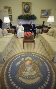 Papež Benedikt XVI. s Georgem Bushem v Ov&aacute;ln&eacute; pracovně
