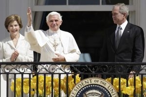 Papež Benedikt XVI. a manželé Bushovi na balkoně Bílého domu Papež Benedikt XVI. a manželé Bushovi na balkoně Bílého domu