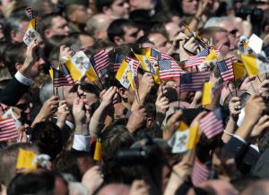 Papež&scaron;t&iacute; s vlajkami USA a Vatik&aacute;nu