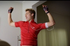 Brad Pitt jako nepříliš inteligentní mladík Chad.