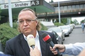Vlastimil Ko&scaron;ť&aacute;l mluv&iacute; s novin&aacute;ři po volbě reprezentačn&iacute;ho tren&eacute;ra.