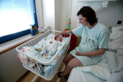 Ilustrační foto: Porodnice praskají ve švech.