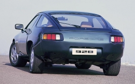 Ani Porsche 928, vítěz ročníku 1978, neudělalo zrovna díru do světa.