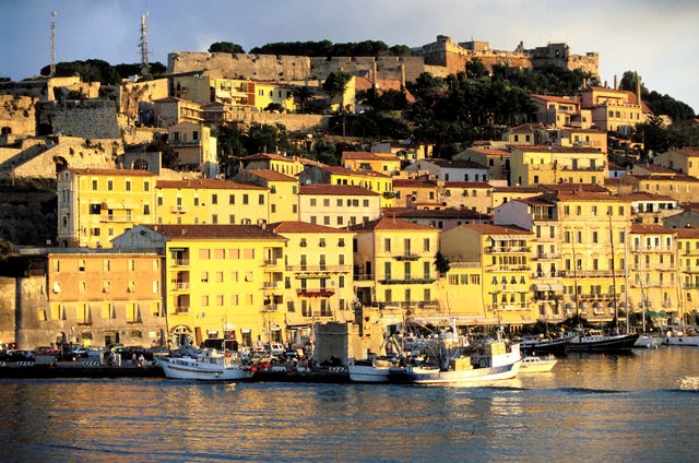 Přístav Portoferraio, brána na Elbu.