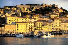 Přístav Portoferraio, brána na Elbu.