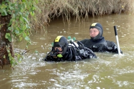 Do akce byli nasazeni i potápěči.