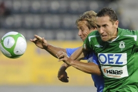 Tomáš Michálek v souboji s ostravským Otepkou (v modrém).