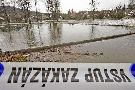 Na třech místech platí kvůli vzedmutým řekám stav ohrožení.