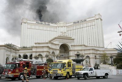 Na místě požáru hotelu Monte Carlo zasahují hasiči i záchranáři.