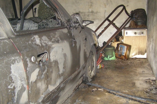Ohořelé auto po požáru v Třinci.
